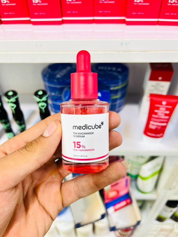 سرم روشن کننده پوست مدیکیوب مدل TXA + NIACINAMIDE 15% مناسب برای انواع پوست حجم 30 میلی لیتر