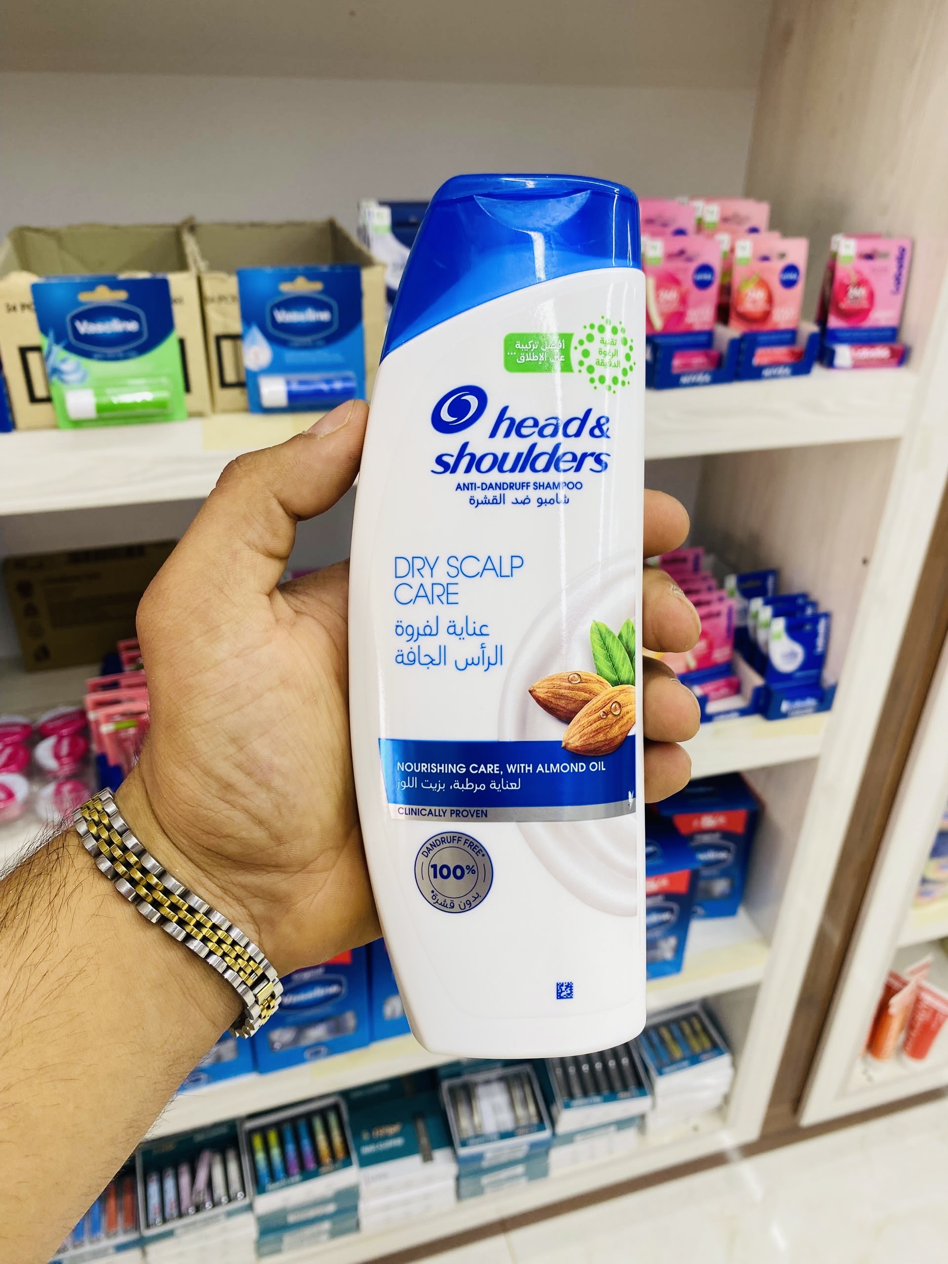 شامپو ضد شوره هد اند شولدرز مدل Dry Scalp Care Almond Oil